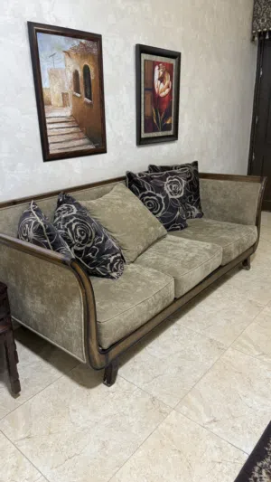 طقم صالون فاخر بحالة ممتازة (طقم طاولة وسط وجانبي حفر + كنب+طاولة طعام و8 كراسي+بوفيه قطعتين ومرآة
