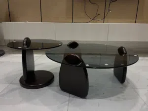 طاولة عصرية بسطح زجاجي أنيق وتصميم حديث