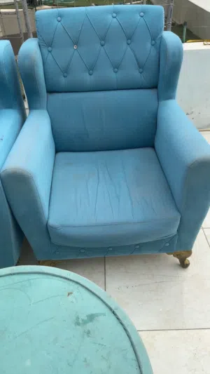 طاوله مع 2 كراسي