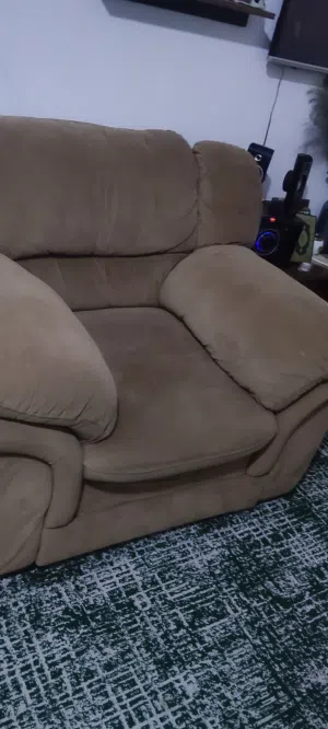 طقم كنب الدب سبع مقاعد لو كابتشينو بحاله جيده لا يوجد مزع أو هبوط بالمقاعد للبيع المستعجل مريح جدا