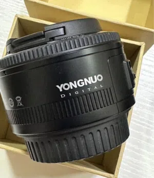 عدسة يونجنو (Yongnuo YN) بمقاس 50 مم وبفتحة عدسة واسعة F/1.8،