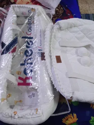 حاملة طفل مع جنطه وحمالة كبس