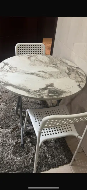 طاولة دائرية مع 2 كراسي ايكيا جديد
