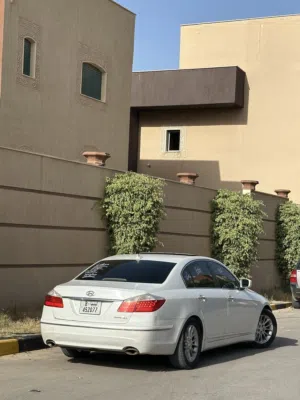 جينيسس 2010 اللون ابيض وداخلية بيج
