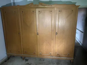 For Sale — Vintage Walnut Bedroom Set . À vendre — Ensemble de chambre vintage en noyer.