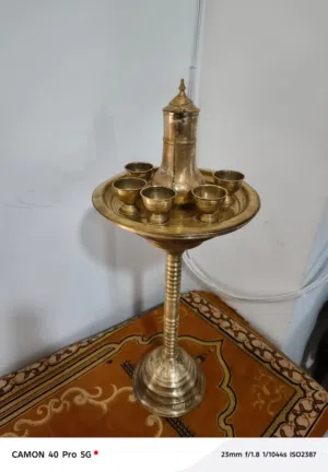 تحف فنية يدوية الصنع دله وفناجين وقاعدة نحاس عمرها 60 سنه
