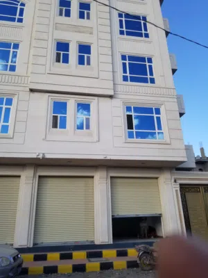 عمارة سكنية تجارية فخمة للبيع!