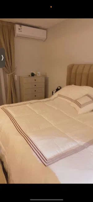 سرير و تسريحته مع كمدينتين وشفنيره استعمال فقط 3 شهور