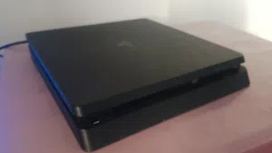 للبيع بلاي ستيشن 4 سليم بحاله ممتازه وقابل للتفاوض