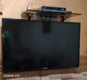 شاشة جي جارد40'LED مع رسيفر G-GUARDبحالة ممتازة ليست بحاجة لأي صيانة ليست Smart مع ريموتاتها الأصلية