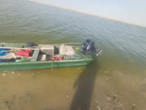 زورق  فيبر طول 6 متر عرض 150 مع مكينه 18 توهاتسو بلم نظيف و خفيف جدا . بصره . شط العرب
