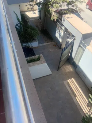 فيلا تجارية مقسم فيلات خلف مستشفى الخضراء دورين وملحق 8غرف 6 حمامات مكيفات غرف خفير خارح مبناء