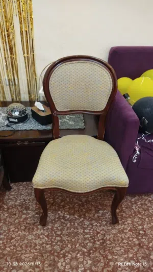 طاولة خشب زان كبيرة بحالة جيدة جدا مع كراسي بحالة جيدة جدا