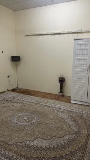 غرفة نوم مع دورة مياه ومطبخ  One-bedroom with a private bathroom and kitchen.