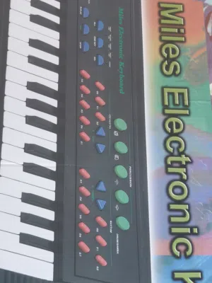 اورغ   Miles Electronic Keyboard