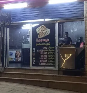 مطعم سناكات وبيع حمص وفلافل للبيع