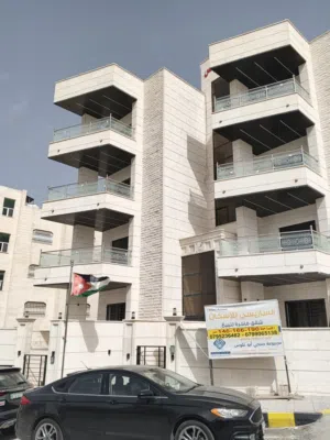 شقه للبيع الطابق الثالث مع الروف المساحه 202م مع ترس 75م بارقى احياء شفا بدران بالقرب من الاكاديمية