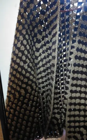 جاكيت كروشيه صنع يدوي باللون البني و البيج