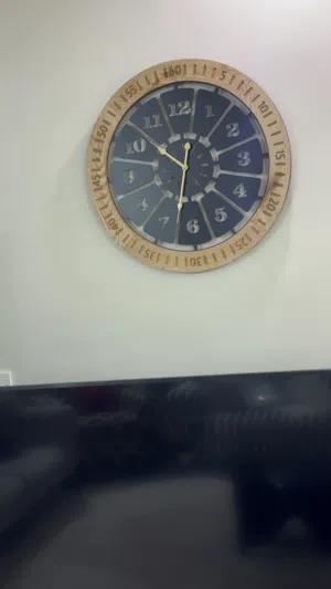 ساعة حائط بحالة الوكاله للبيع