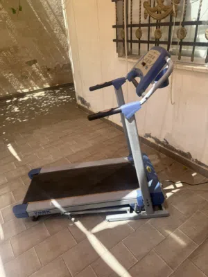 جهاز تردمل مشي وركض ماركة يورك فتنس  York fitneesقدرة 2حصان شغال وعلى الفحص مستعمل قياس نبضات وسعرات
