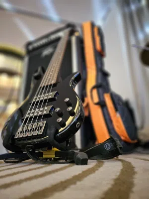 YAMAHA BASS GUITAR 5 STRINGS ACTIVE with case cover (TRBX305)