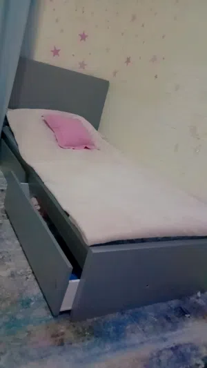 تخت عدد اثنين من ايكيا تخت واحد 300  طاولة واثنين كرسي 300 طاولة تلفزيون مجمر متعدد الوان وفي بلوتوث