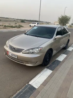 تويوتا كامري موديل 2005 ذهبي