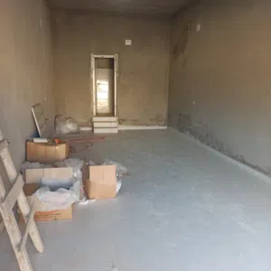 اثنين محلات  على طريق فرعي