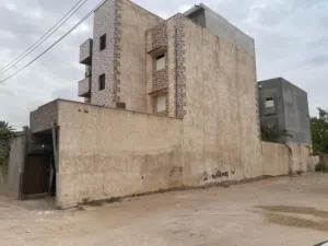 عقار للبيع عرض للعائلات الكبيره او للاستثمار يوجد فيه شهاده عقاريه ورخصة بناء