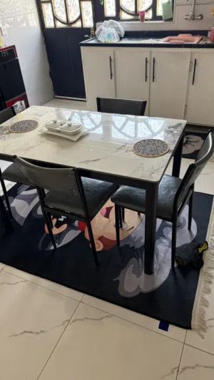 ميز طعام للبيع مع الكراسي