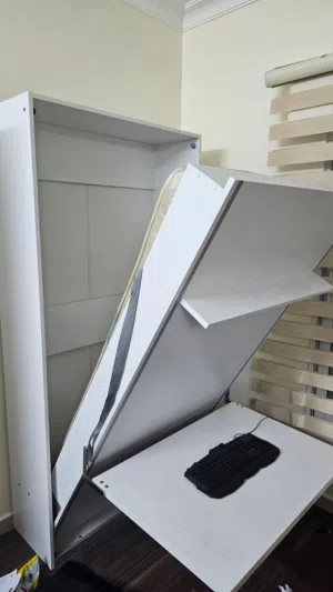 اسرة شبابية مع خزانة مع اطقم كنب وجهاز رياضة