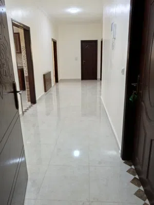 شقة للايجار سوبر دلوكس 3 غرف 3 حمامات مع مطبخ أمريكي في التطوير الحضري خلف الشركة البيبسي