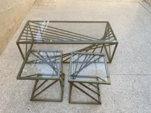 طاولات غرفه ضيوف لون ذهبي مع زجاج