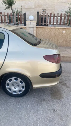 بيجو 206 سيلندر موديل 2010 السعر 2300 قابل للتفاوض بشيء بسيط  قاطعه 200000 كيلو متر استخدام شخصي فقط