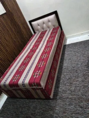 تخت للبيع  بدون فرشه