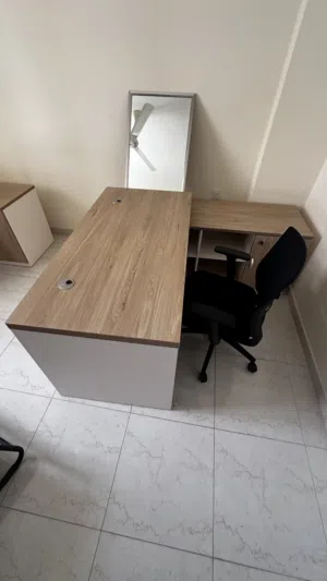 اثاث مكتبي شبه جديد بيعه عاجله ب سعر خيالي