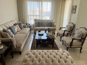 طقم كنب صالون بحالة ممتازة مع طاولات وسط و جانبيتين للبيع