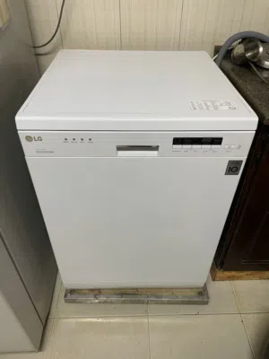 غسالة صحون من نوع إل جي (LG)، وتحديداً من طرازات Direct Drive المزودة بمحرك الدفع المباشر. نوع الجها
