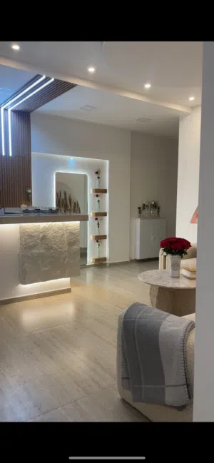 صالون فخم للبيع في شارع الموج Luxury salon for sale at the wave road