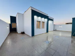 فيلا ارضية جديدة كيف جهزت للإيجار في عين زارة طريق المشتل قريبه على الرائيسي