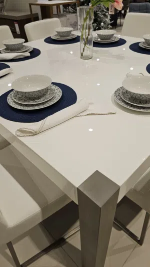 طاولة طعام شبه جديده وبحاله ممتازه (بدون كراسي)