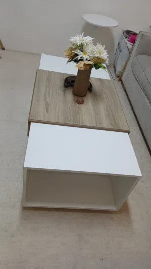 طاولة وسط للبيع بحالة ممتازة مركبلها عجال