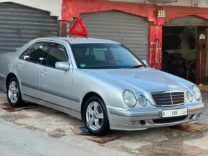 مرسيدس عيون E200