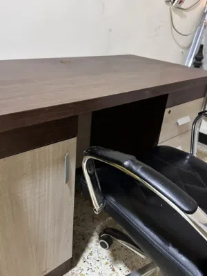 ميز مكتبي ويا كرسي