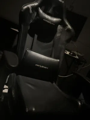 كرسي قيمنق اصلي يستعملونه مشاهير معروفه الشركه بسعر لقطه