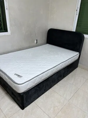 هيكل سرير بحاله ممتازة (بدون الفرشة)