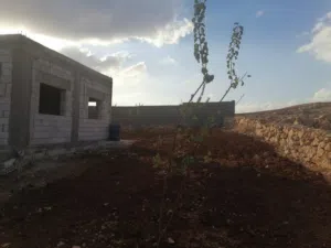 مزرعة للبيع مع بيت 3400 متر مشجره شرق جرش قريه المدور