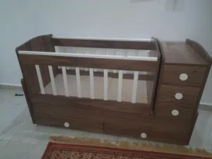 سرير اطفال متحرك وتابت مستعمل
