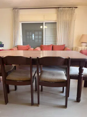 طاولة سفرة بني نظيفه خشب زان مع كنباية للبيع