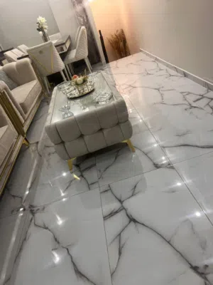 طقم كنب مع طاوله سفره وثمن كراسي مع بيرو ومرايتين